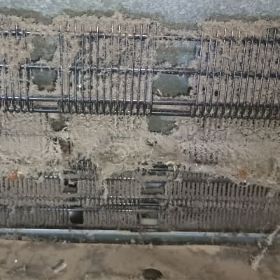 סלילי מקרר מכוסים באבק ולכלוך