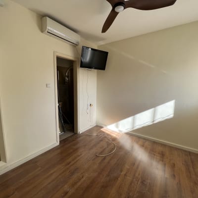 קיר צבוע בלבן עם סימני צביעה טריים