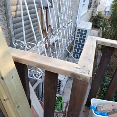 עץ בנייה עם מסגרת מתכת, עציצים וכלים