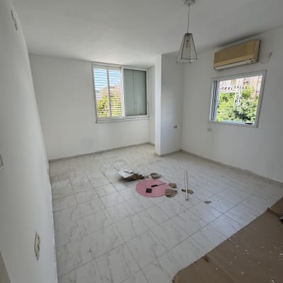 חדר ריק עם קירות צבועים וכלי עבודה על הרצפה