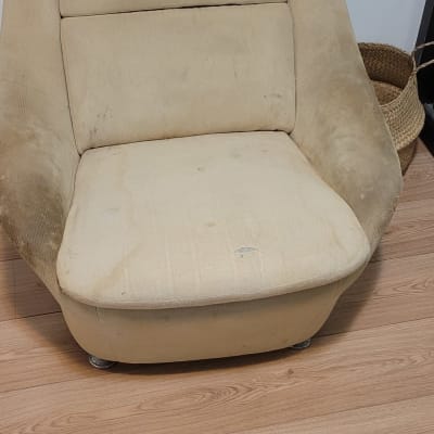 כורסה מרופדת בצבע בז