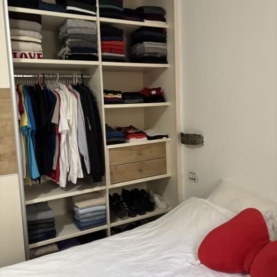 ארון בגדים מסודר עם בגדים מקופלים ותלויים