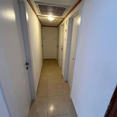 מסדרון עם דלתות לבנות ותקרה משופצת