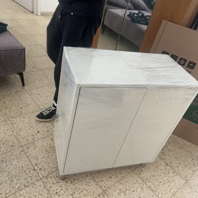 ארון עטוף בניילון עם כלי עבודה ברקע