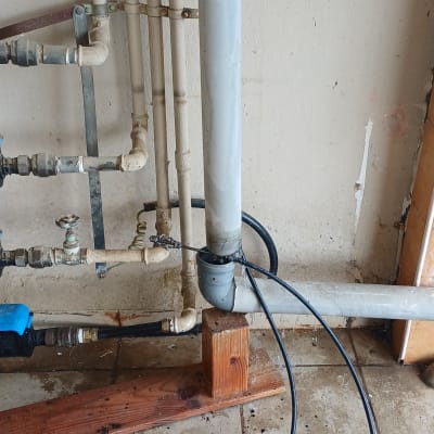 צנרת ומחברים בעבודת אינסטלציה