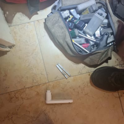 כלי עבודה ותיק בתחום המנעולנות על רצפה