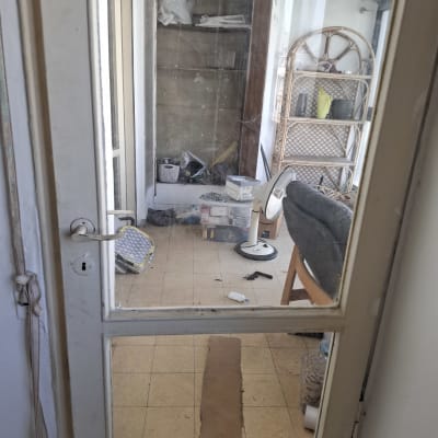 דלת זכוכית עם חדר מבולגן מאחוריה