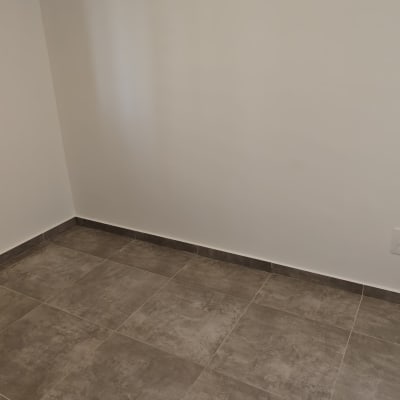 חדר ריק מריהוט עם קירות צבועים מחדש בלבן וחלון אלומיניום