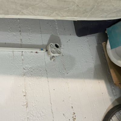 שקע חשמל עם שלושה חיבורים על קיר