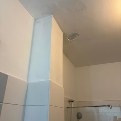 תמונה של עבודת גבס בחדר אמבטיה