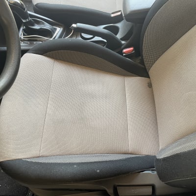 מושב רכב עם כתם קטן על הבד