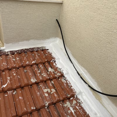 גג עם איטום לבן על רעפים אדומים