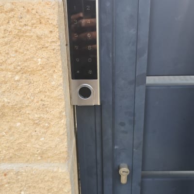 פאנל אינטרקום עם מקשים ודלת מתכת