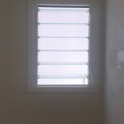 חלון עם תריסי אלומיניום אופקיים