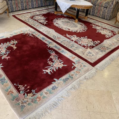 שטיחים אדומים עם עיטורים על רצפת שיש