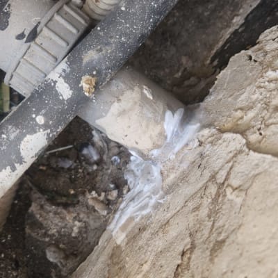 צינורות ותיקון קיר עם חומר איטום