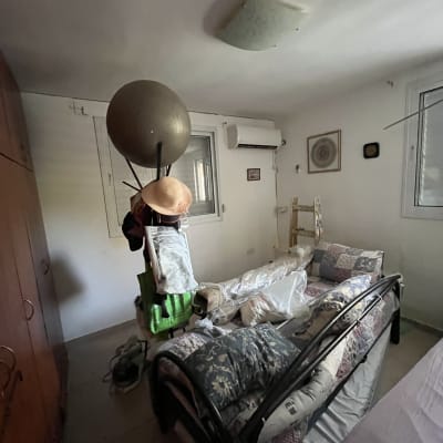 חדר עם מיטה, כריות וציוד מאוחסן