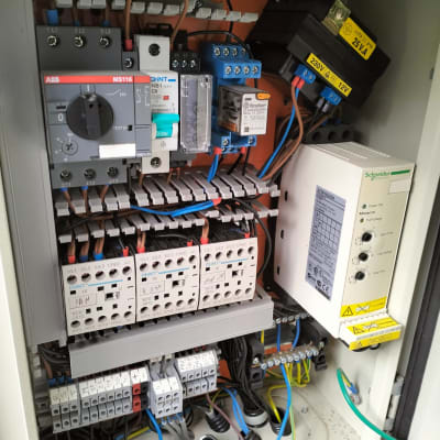 לוח חשמל עם מפסקים וחוטי חשמל צבעוניים