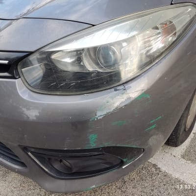 פגוש רכב עם שריטות וצבע ירוק