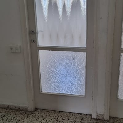 דלת זכוכית עם דוגמת גל מטושטשת