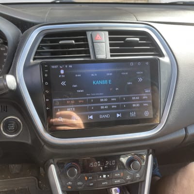 מערכת מולטימדיה ברכב עם מסך מגע ותצוגת רדיו