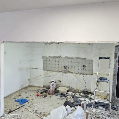 שיפוץ קיר עם כלים וחומרים באתר בנייה