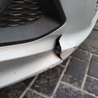 פגוש רכב עם סדק ונזק קל