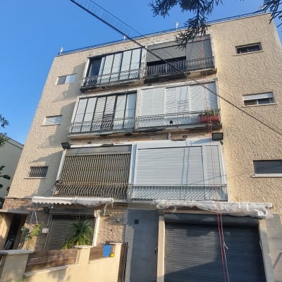 כלים ועבודות על שולחן זכוכית בחוץ