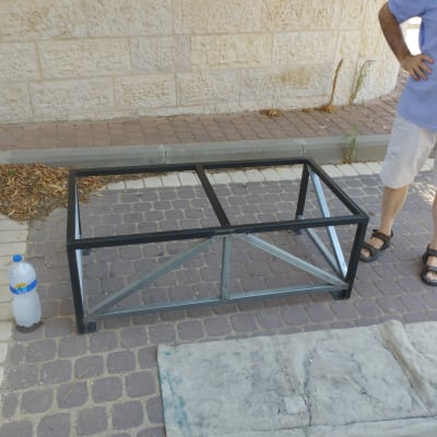 מסגרת מתכת שחורה על מדרכה מרוצפת