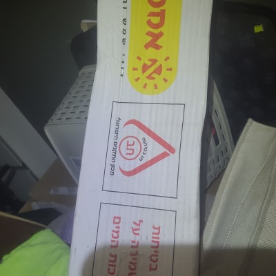 קופסה עם לוגו של sunBoiler ומוצרי חימום