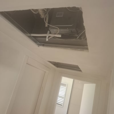 תקרת גבס עם חור לתחזוקה אוורור