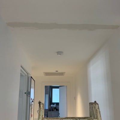 סולם בחדר עם תיקון תקרה