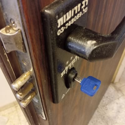 מנעול דלת עם מפתח כחול