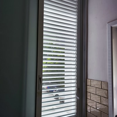 חלון עם תריסי אלומיניום סגורים