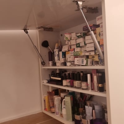 ארון פתוח עם בוכנות הידראוליות