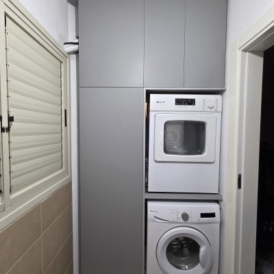 ארון כביסה ומייבש בחדר כביסה קטן