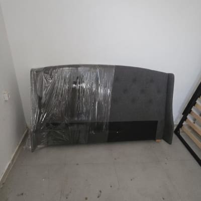 גב מיטה מרופד ועטוף בניילון להובלה לצד בסיס מיטה