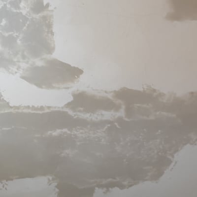 תקרה עם תיקוני טיח וטלאים