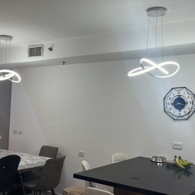 שני גופי תאורה עגולים תלויים מהתקרה