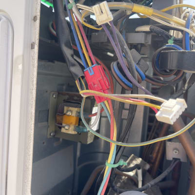 חוטי חשמל צבעוניים בתוך מזגן