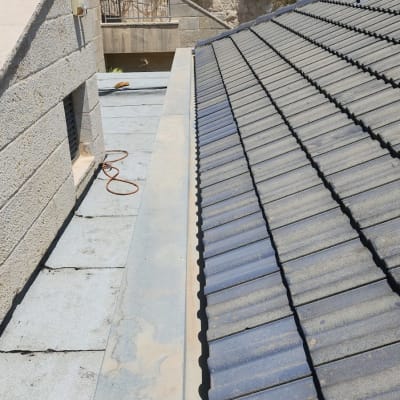 גג רעפים עם איטום לאורך הקצה