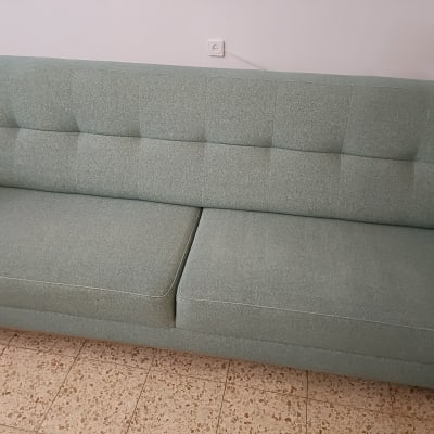 ספה ירוקה על רצפת אריחים