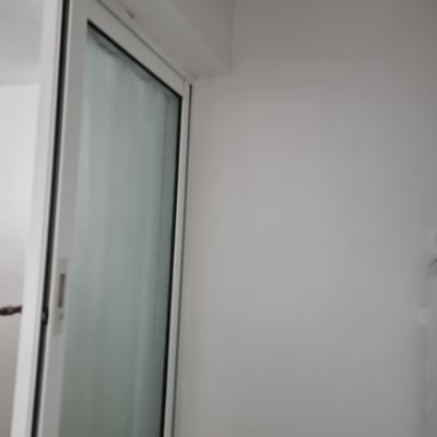 קיר צבוע ליד חלון זכוכית לבן