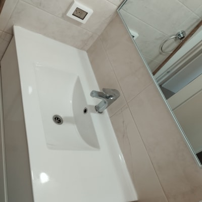 כיור לבן עם ברז בחדר אמבטיה