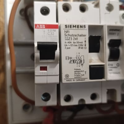 מפסקי חשמל ABB ו-Siemens בלוח חשמל