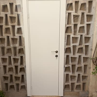 התקנת דלת אלומיניום לבנה בקיר בלוקים