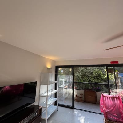 חדר עם קירות צבועים, מדפים וטלוויזיה