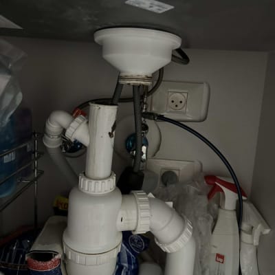 צנרת פלסטיק מתחת לכיור עם מחברים