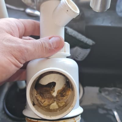 כיור עם חלקי צנרת מלוכלכים