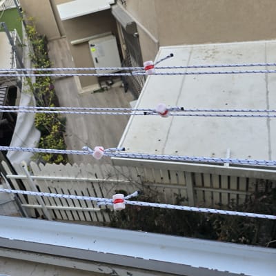 חבלים מתוחים עם מחברים על מתקן חיצוני